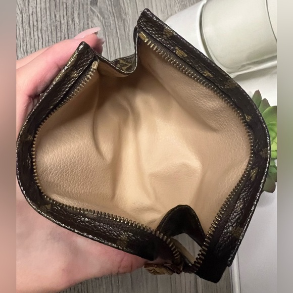 Louis Vuitton Monogram Poche Toilette 15 Cosmetic Pouch - Picture 12 of 13